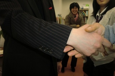 誰の手でしょうか?